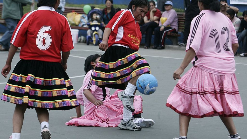فيديو. بعد سنوات من المنع.. نساء الإكوادور يلعبن كرة اليد باللباس التقليدي