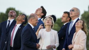 فيديو: “عليكم أن تغنوا له”… زعماء مجموعة السبع يحتفلون معًا بعيد ميلاد المستشار الألماني شولتس