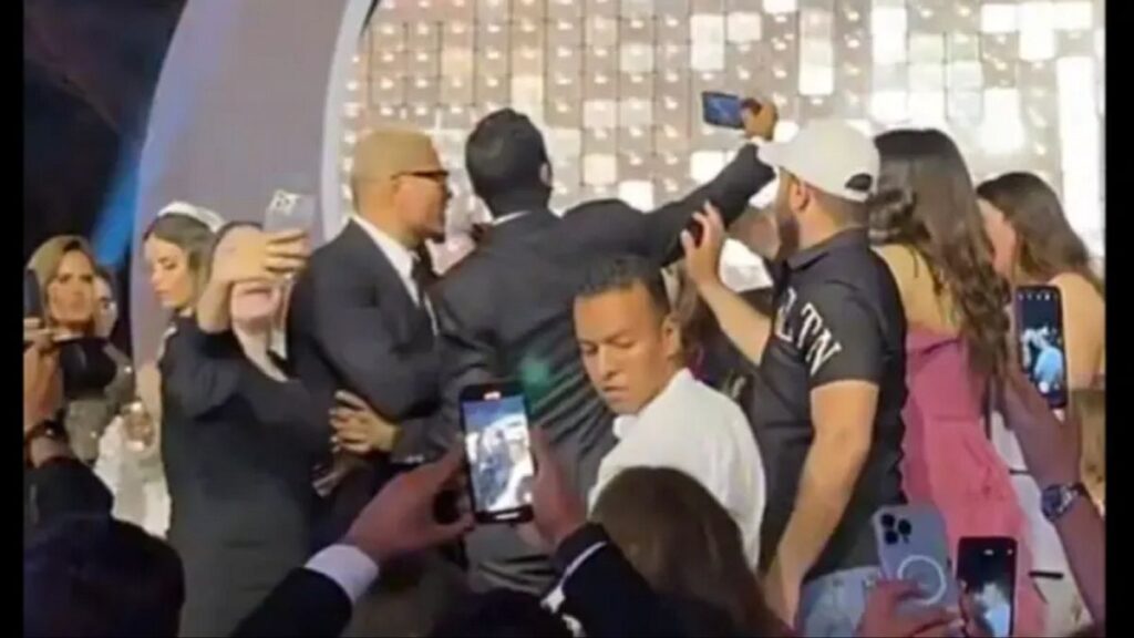 بعد صفعه أحد المعجبين.. “الضحية” يطالب الفنان عمرو دياب بتعويض قدره 21 مليون دولار