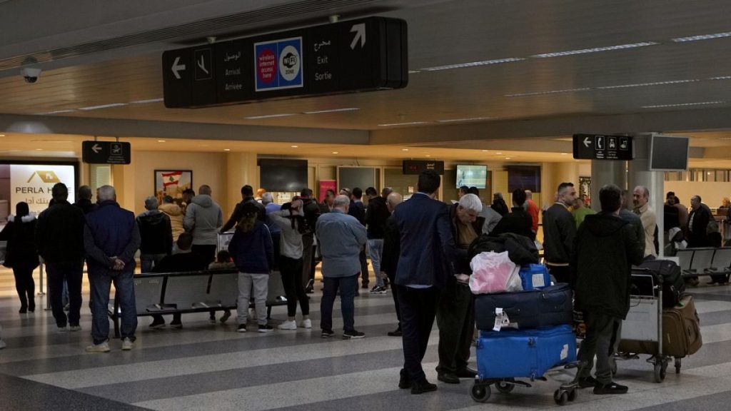 رداً على مزاعم صحيفة “تلغراف” البريطانية.. جولة ميدانية للسفراء ووسائل الإعلام في مطار بيروت الدولي