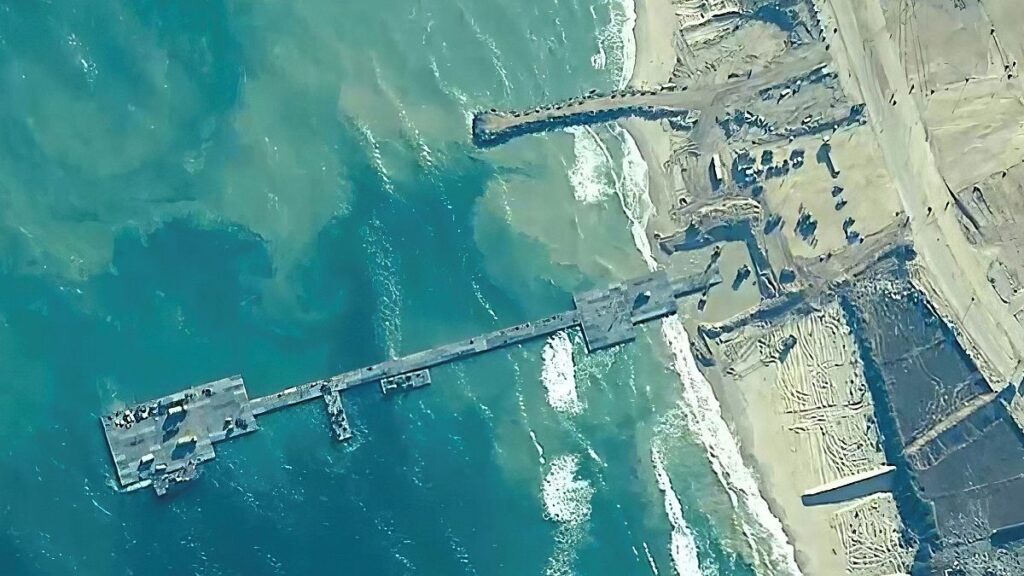 شاهد: طائرة مروحية تحلق أعلى رصيف المساعدات الأمريكي قبالة ساحل غزة