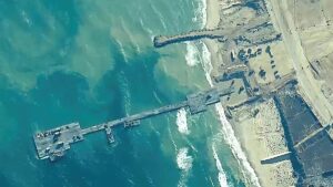 شاهد: طائرة مروحية تحلق أعلى رصيف المساعدات الأمريكي قبالة ساحل غزة