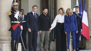 باريس تتعهد بدعم طويل الأمد لكييف وتأخذ على عاتقها تدريب الطيارين الأوكرانيين