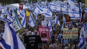 شاهد: آلاف الإسرائيليين يتظاهرون أمام الكنيست من جديد للمطالبة برحيل نتنياهو