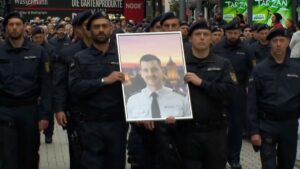 فيديو. المئات من رجال الشرطة يشاركون في تشييع زميلهم الذي قتل في هجوم بالسكين