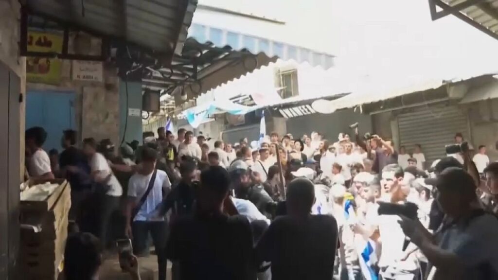 مستوطنون متطرفون يعتدون على صحافيين في القدس خلال “مسيرة الأعلام” والشرطة تعتقل 18 منهم