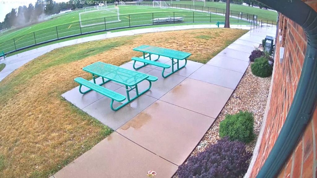 شاهد: حفرة عملاقة تبتلع عمود إنارة في ملعب بجنوب ولاية إلينوي