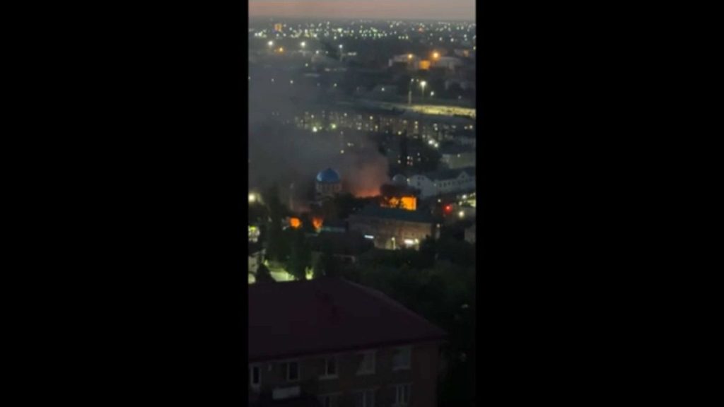 شاهد: مقتل 5 من عناصر الشرطة بعد مداهمة مسلحين على كنيس وكنيسة ومركز للشرطة في داغستان