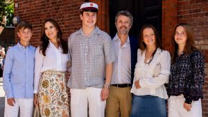 شاهد: العائلة المالكة الدنماركية تحتفل مع ولي العهد كريستيان بتخرجه من الثانوية