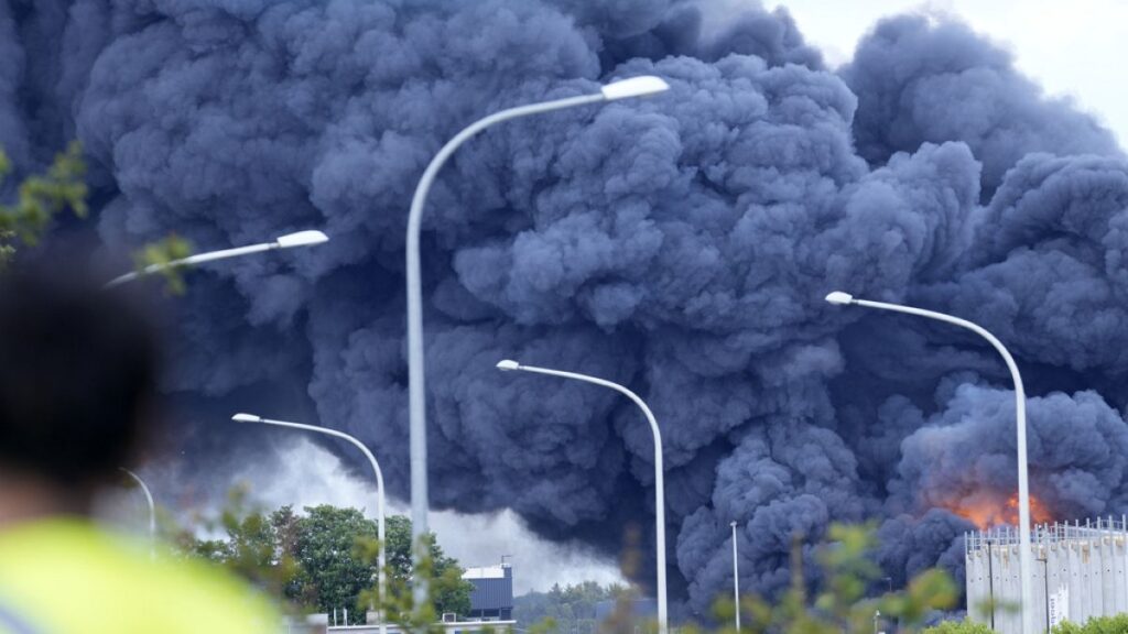 فيديو. حريق كبير يأتي على قسم البضائع في مطار بروكسل