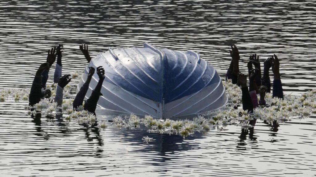 العثور على 10 جثث لمهاجرين محتملين بعد غرق قاربهم قبالة جزيرة لامبيدوزا الإيطالية