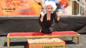 فيديو. أيقونة الغناء الأمريكية سيندي لوبر تخلد اسمها ويديها وقدميها في هوليوود