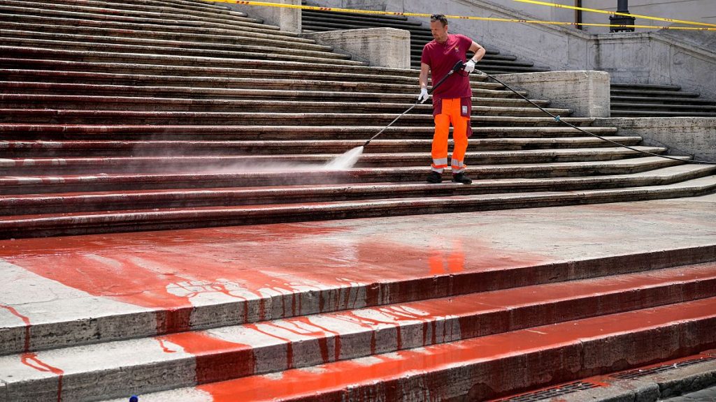 الشرطة الإيطالية تعتقل ناشطين سكبوا طلاء أحمر على المدرجات الإسبانية الشهيرة