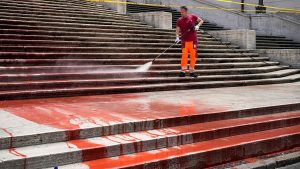 الشرطة الإيطالية تعتقل ناشطين سكبوا طلاء أحمر على المدرجات الإسبانية الشهيرة