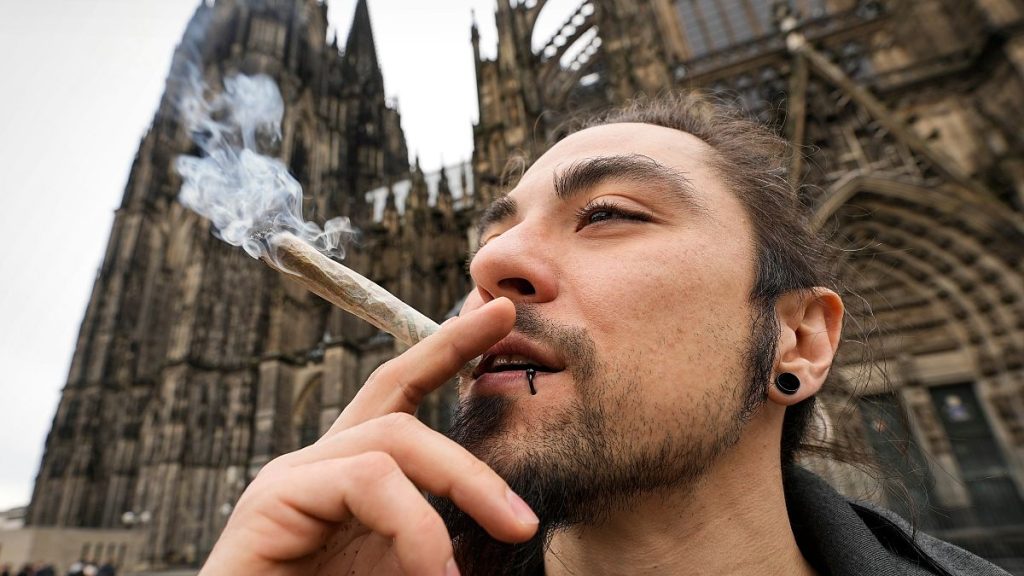 هل نصحت الشرطة الألمانية عشاق كرة القدم بالحشيش بدل شرب الكحول؟ ما خلفية هذه الأنباء؟