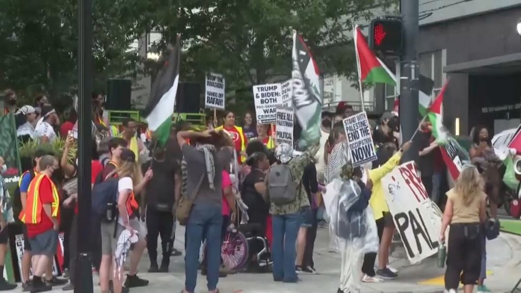 قبيل انطلاق المناظرة الأولى: مظاهرة داعمة لفلسطين أمام موقع اللقاء بين بايدن وترامب