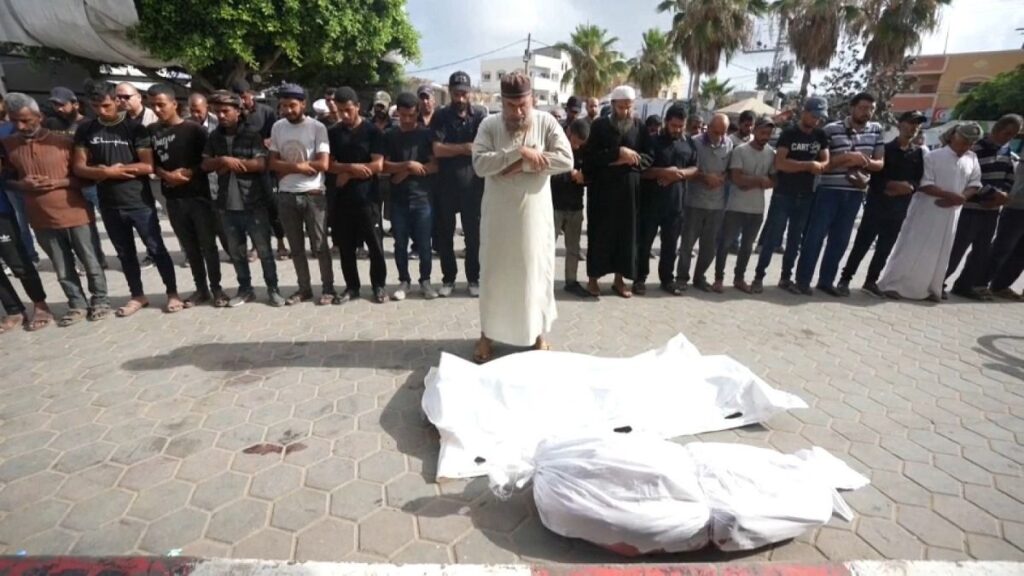 شاهد: تشييع جثامين 4 فلسطينيين قتلهم الجيش الإسرائيلي في هجومه الدموي على النصيرات