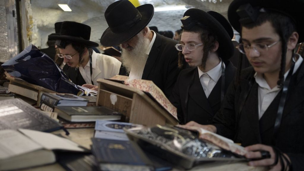 بعد قرار المحكمة العليا تجنيد الحريديم .. يهودي متشدد: إذا سمحوا لنا بقيادة الجيش سننضم إليه