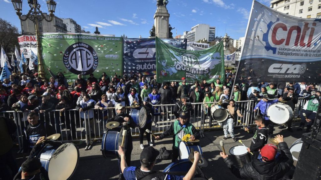 فيديو. تواصل الاحتجاجات المناهضة للسياسات الاقتصادية في الأرجنتين