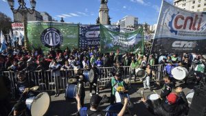 فيديو. تواصل الاحتجاجات المناهضة للسياسات الاقتصادية في الأرجنتين