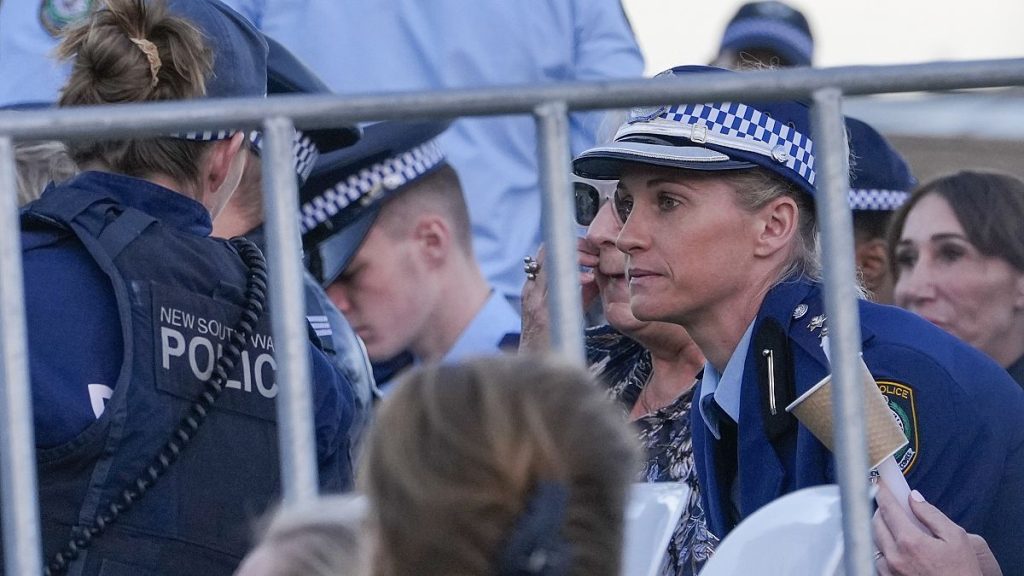 فيديو. أستراليا تكرم ضابطة شرطة قتلت رجلاً أثناء هجومه بالسكين على مدنيين