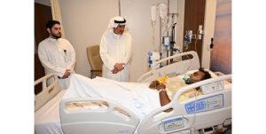 محافظ الجهراء يزور مصابي «حريق المنقف»