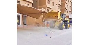 إزالة 100 مظلة مخالفة في المهبولة