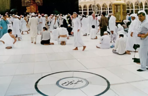 ماء زمزم.. سقيا الحجيج الذي لا ينضب، من أين يأتي وما قصة ظهوره أول مرة؟