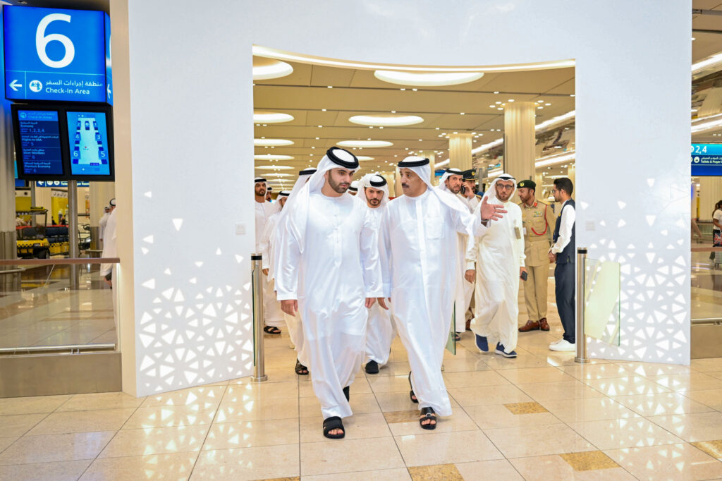 منصور بن محمد يتفقد سير العمليات والإجراءات المقدمة في مطار دبي الدولي وهيئة الطيران المدني