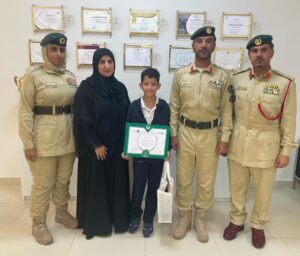 عثر على محفظة فيها مبلغ مالي .. مركز شرطة القصيص يفاجئ طالباً في مدرسته