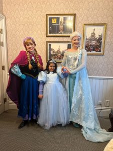 أمنية” تحقق حلم الطفلة أحلام بزيارة “ديزني لاند باريس