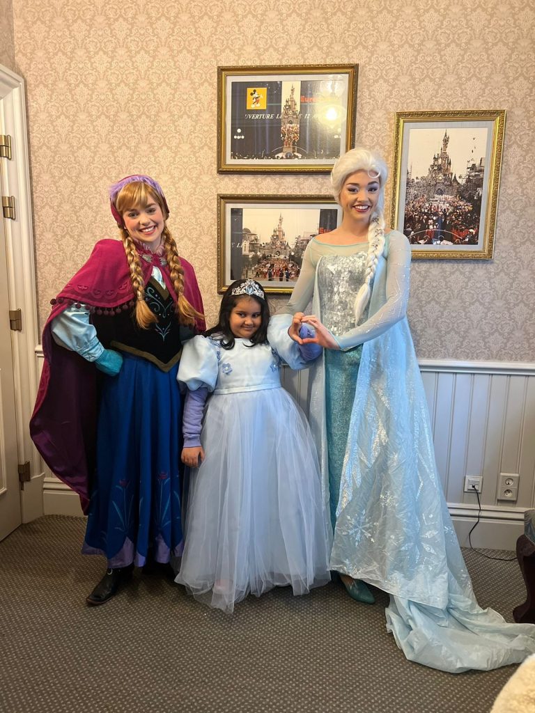 أمنية” تحقق حلم الطفلة أحلام بزيارة “ديزني لاند باريس