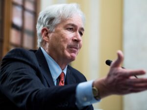 وول ستريت جورنال: لا يصرخ ولا يهدد.. بيرنز في مهمة دبلوماسية شاقة وطويلة المدى