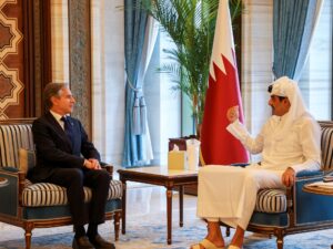 أمير قطر يبحث مع بلينكن جهود الوساطة لوقف إطلاق النار في غزة
