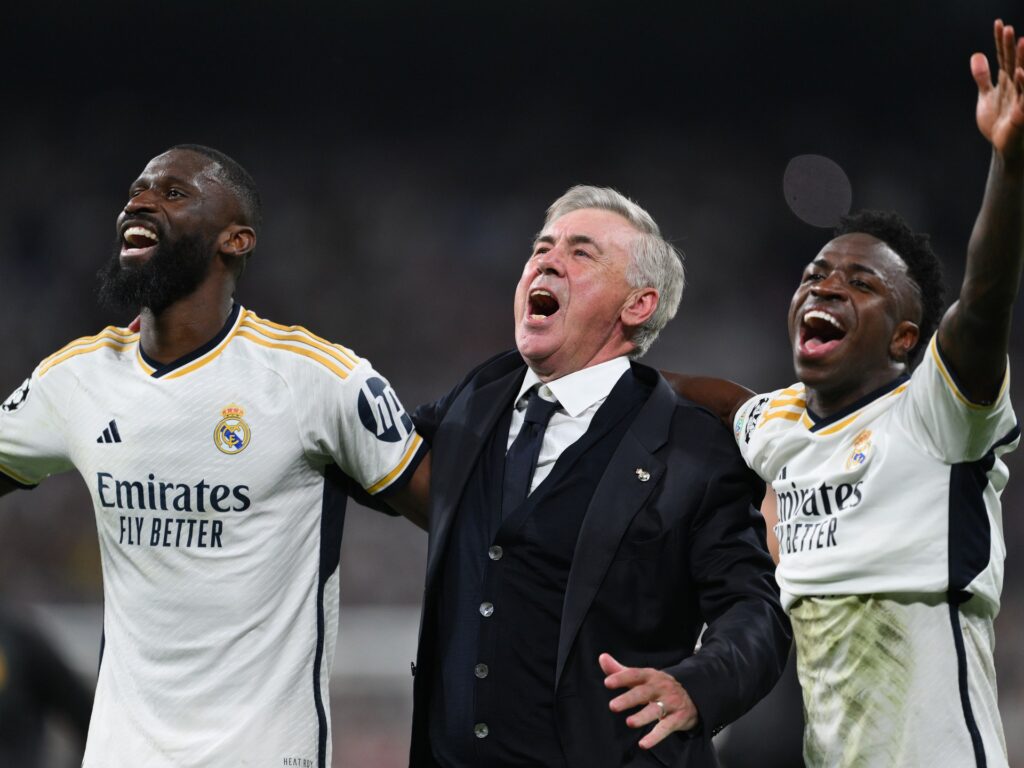 ريال مدريد يكشف عن قميصه الجديد وبيلينغهام يفوز بجائزة أفضل لاعب