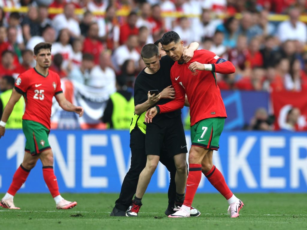 ظاهرة أزعجت رونالدو.. مقتحمو أرضية الملعب سلبية جديدة في يورو 2024