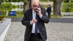 الموفد الفرنسي عائد إلى بيروت.. هل تحدث المعجزة؟