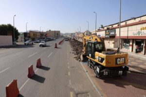 بلدية سراة عبيدة تُعيد الطريق الرئيسي إلى مسارين