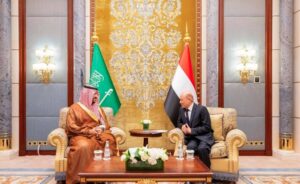 رئيس مجلس القيادة الرئاسي اليمني يستقبل وزير الدفاع