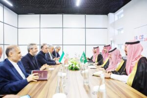 وزير الخارجية يبحث التطورات الإقليمية والدولية مع إيران