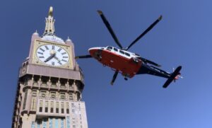 أول حالة إسعافية تنقل من مهبط برج الساعة عبر الإسعاف الجوي لحاج أفريقي