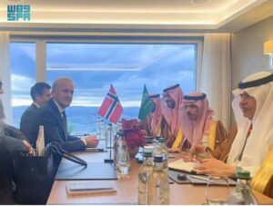 وزير الخارجية ورئيس وزراء النرويج يستعرضان العلاقات الثنائية بين البلدين