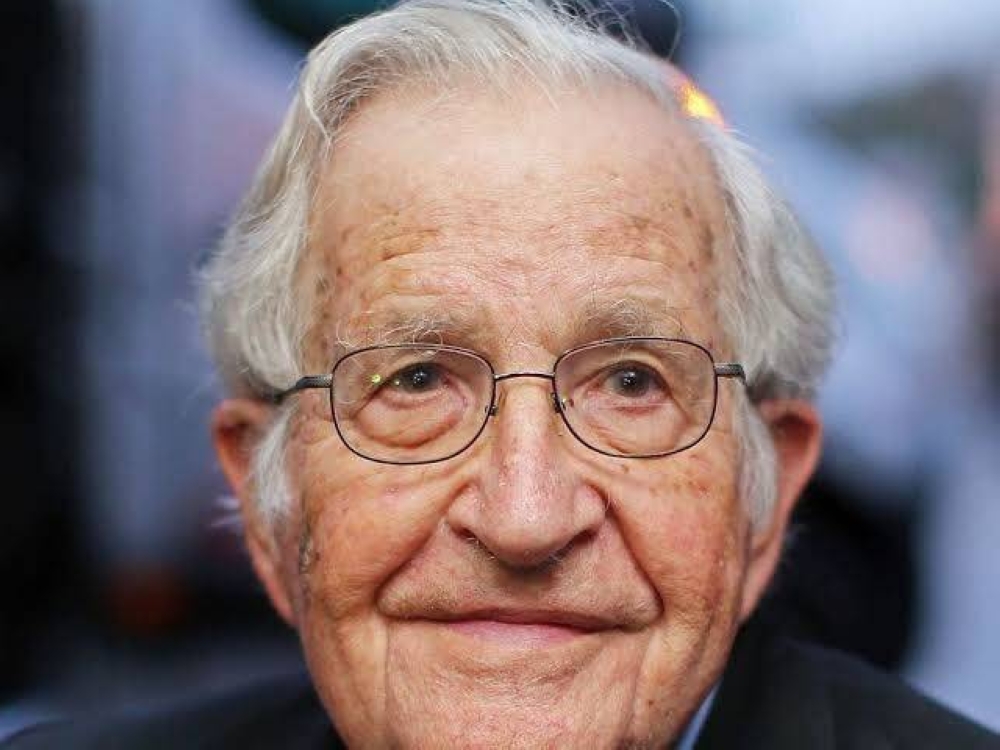 شائعة رحيل «تشومسكي» تعيد أبو اللسانيات للواجهة