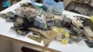 الرياض: ضبط رتب وشعارات عسكرية مخالفة في عددٍ من المحال