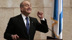 أولمرت يهاجم نتنياهو : تخلى عن الأسرى ويتعمد إطالة أمد الحرب