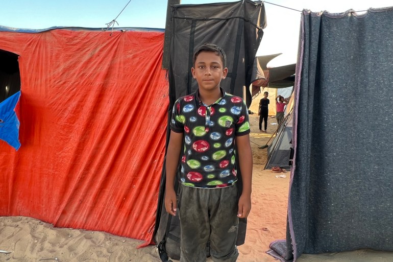 عينا الطفل ميسرة الحرثاني تترقرقان بالدموع عند حديثه عن أمه وأشقائه الذين تفرّق عنهم بفعل الاحتلال