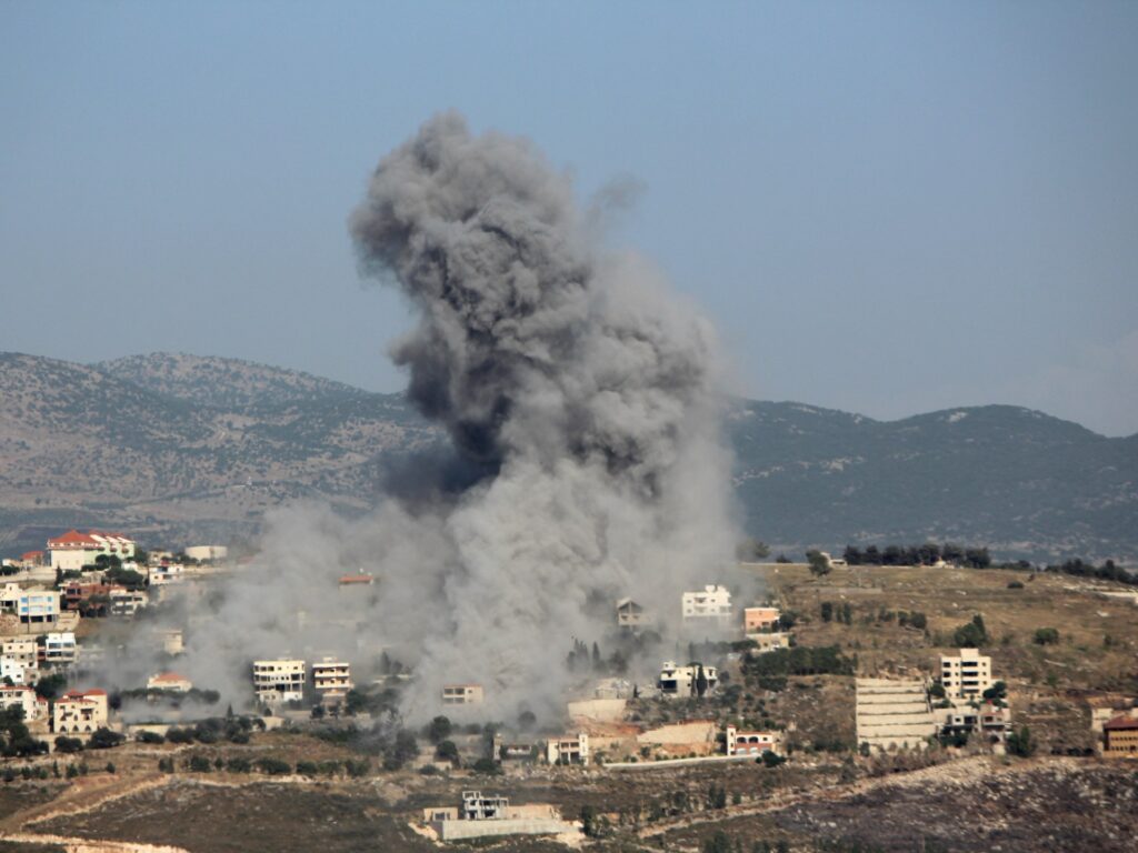 حزب الله ينعى قياديا بارزا وعشرات الصواريخ تستهدف مواقع إسرائيلية