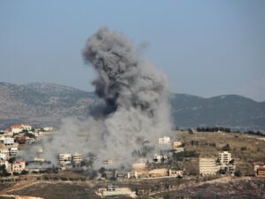 حزب الله ينعى قياديا بارزا وعشرات الصواريخ تستهدف مواقع إسرائيلية