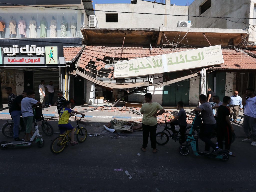 الاحتلال يقتحم بلدات بالضفة ويشتبك مع المقاومة بمخيم الفارعة