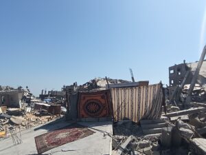 رغم المخاطر.. سكان خان يونس يعودون لديارهم المدمرة